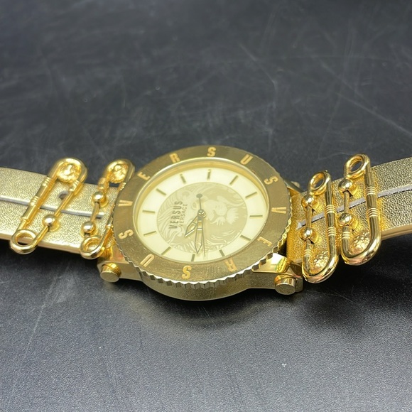 24HR DROP ⬇️ Versace Versus Gold Safety pin watch - Picture 5 of 6